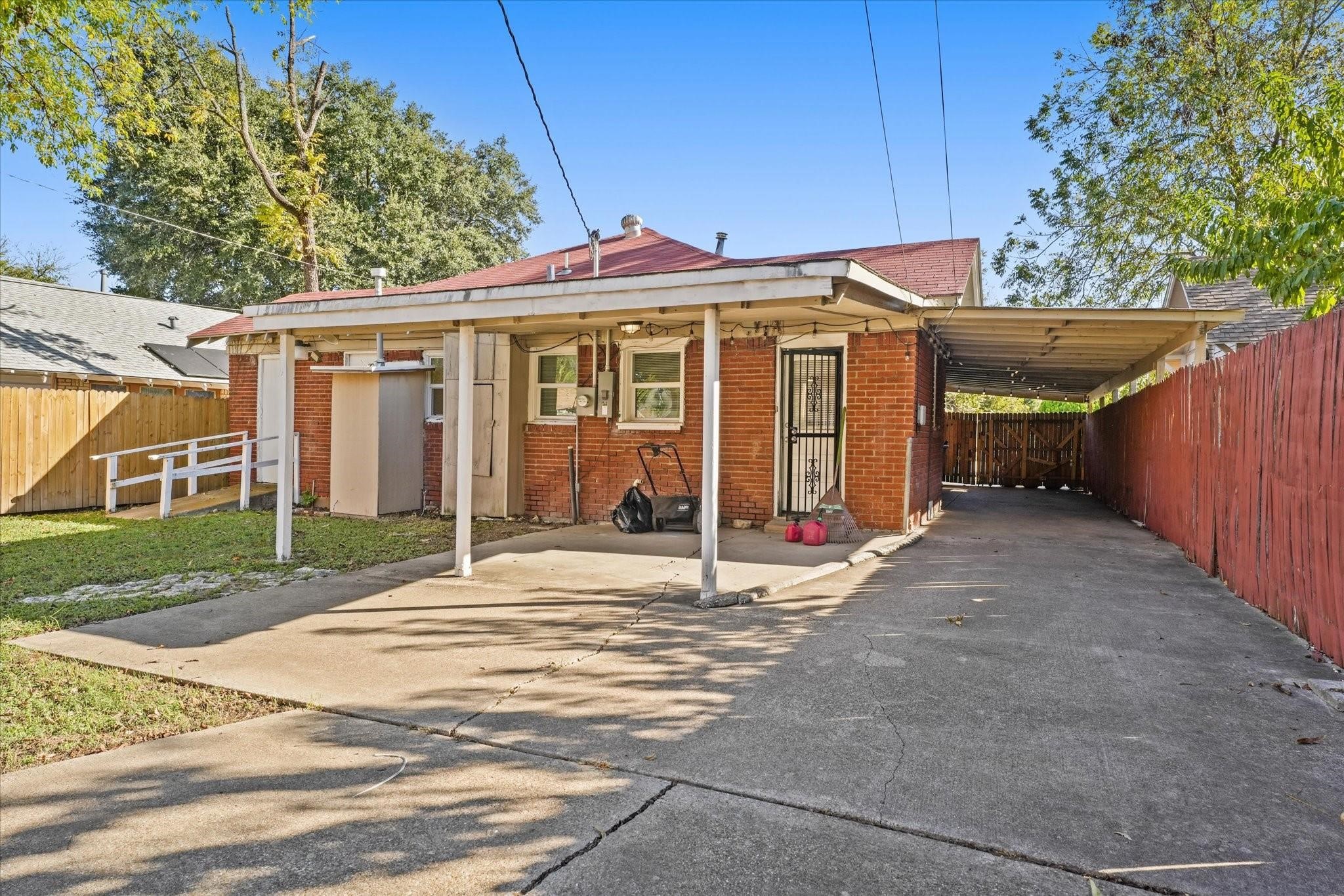 929 S Rosemont Avenue Dallas TX 75208