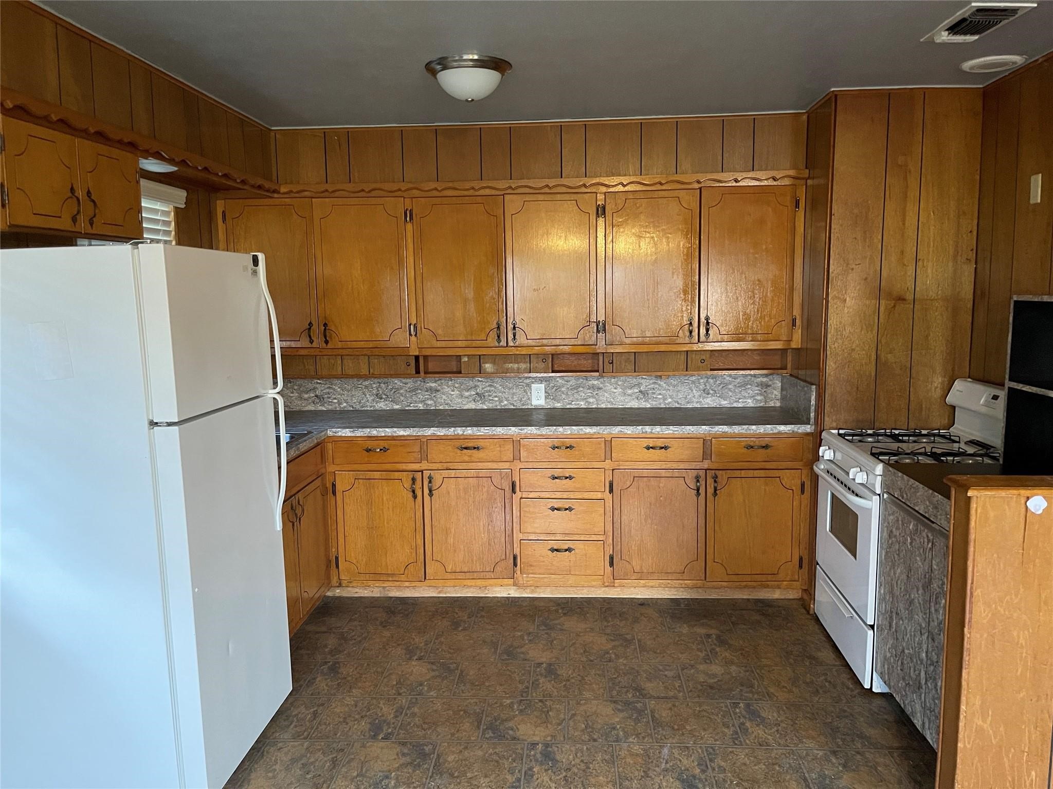 106 E Nelson Street Bowie TX 76230