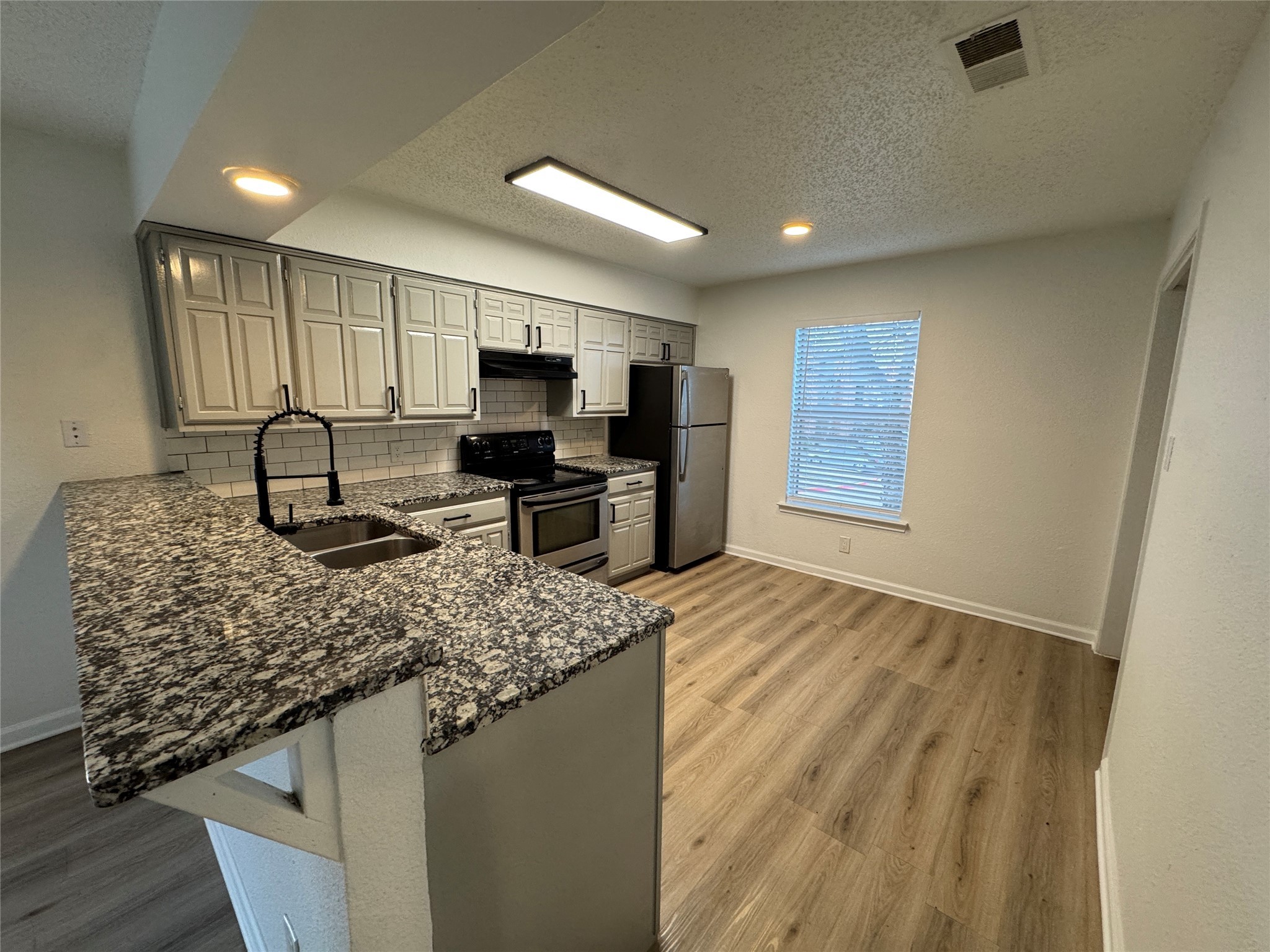 762 E Warrior Trail Grand Prairie TX 75052
