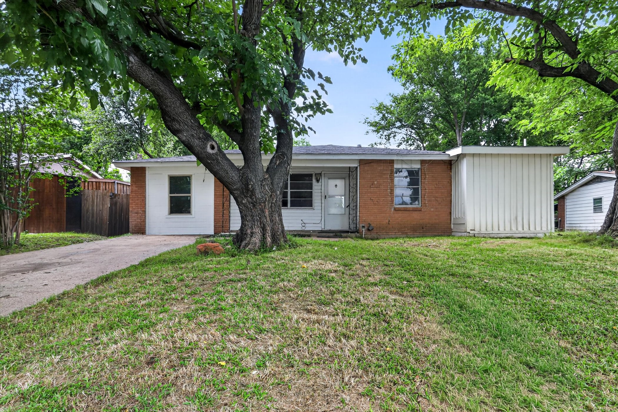 2117 Brookshire Street Arlington TX 76010