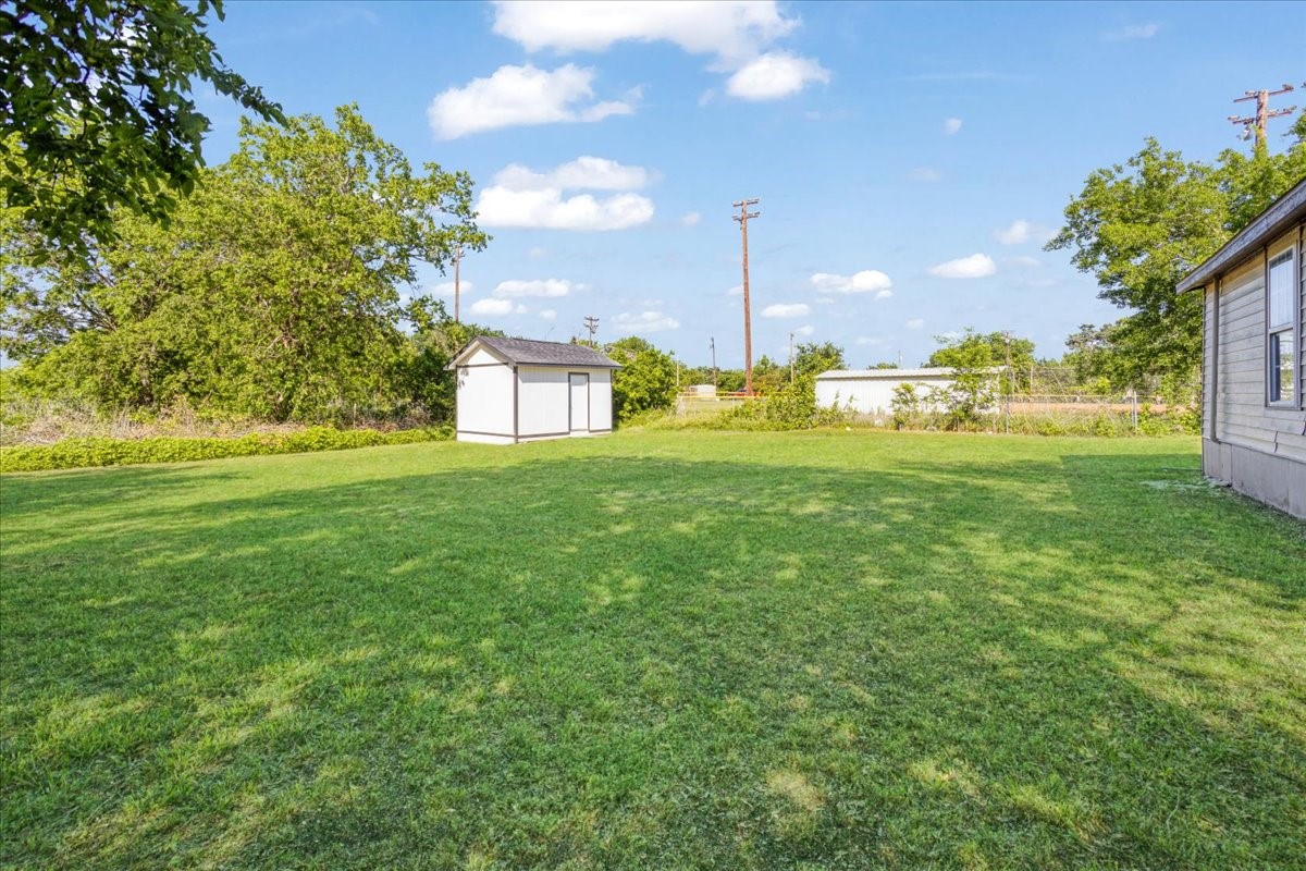 407 E Bonham Street Tom Bean TX 75491