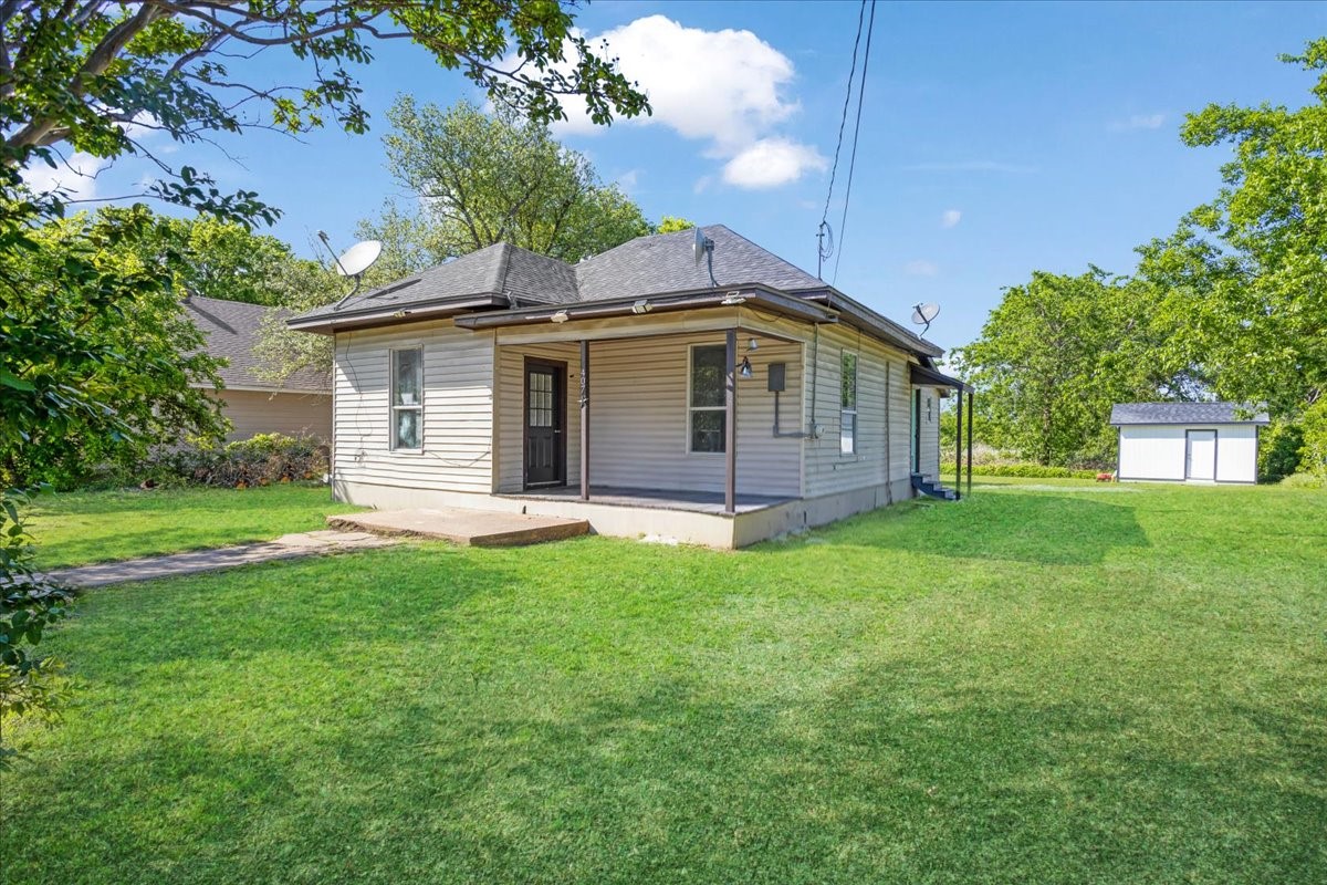 407 E Bonham Street Tom Bean TX 75491