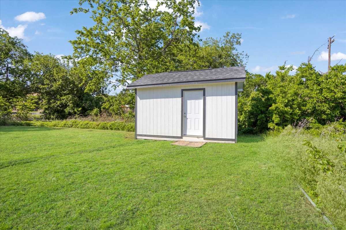 407 E Bonham Street Tom Bean TX 75491