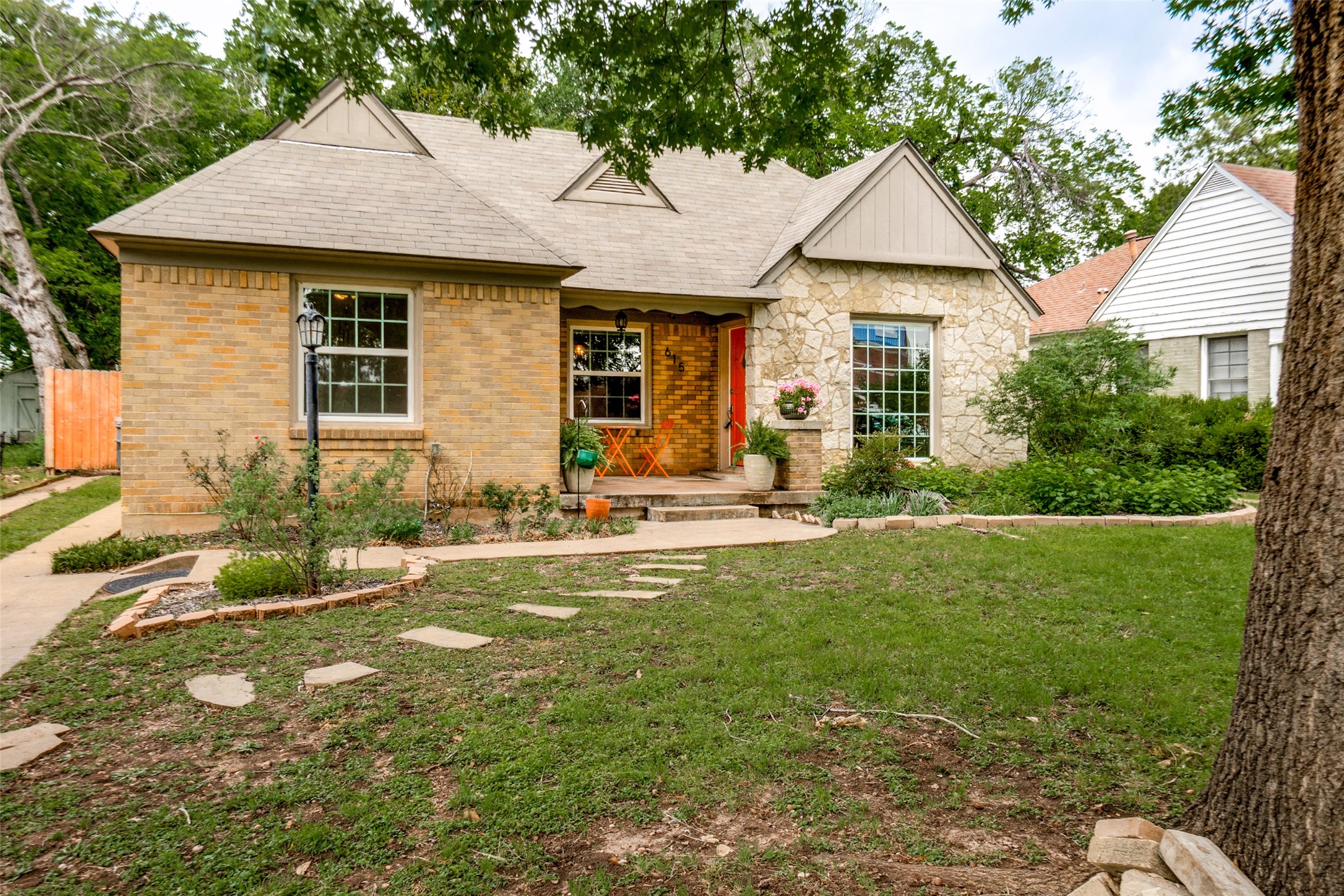 615 S Montclair Avenue Dallas TX 75208