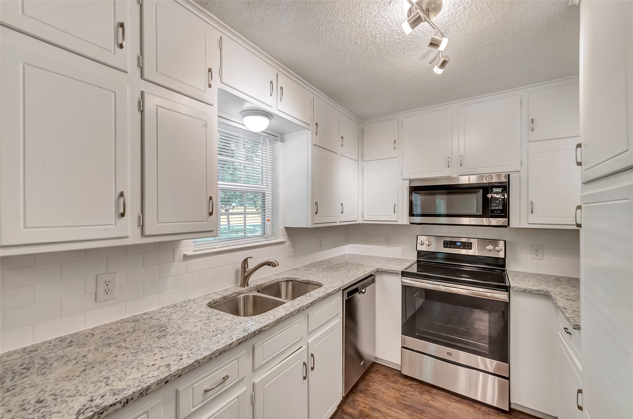 2833 Kingsbury Avenue Richland Hills TX 76118