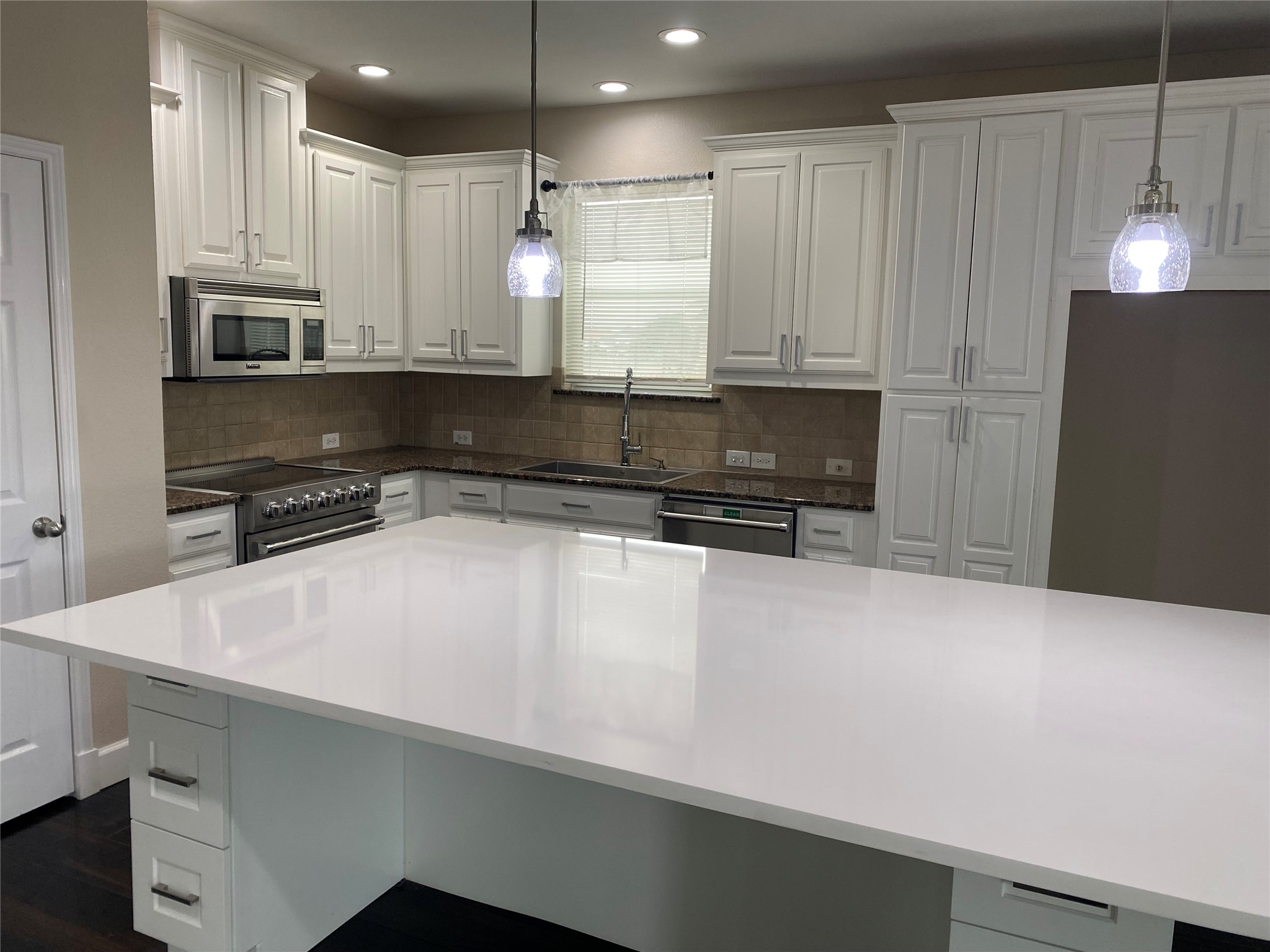 2920 Pinehurst Grand Prairie TX 75104