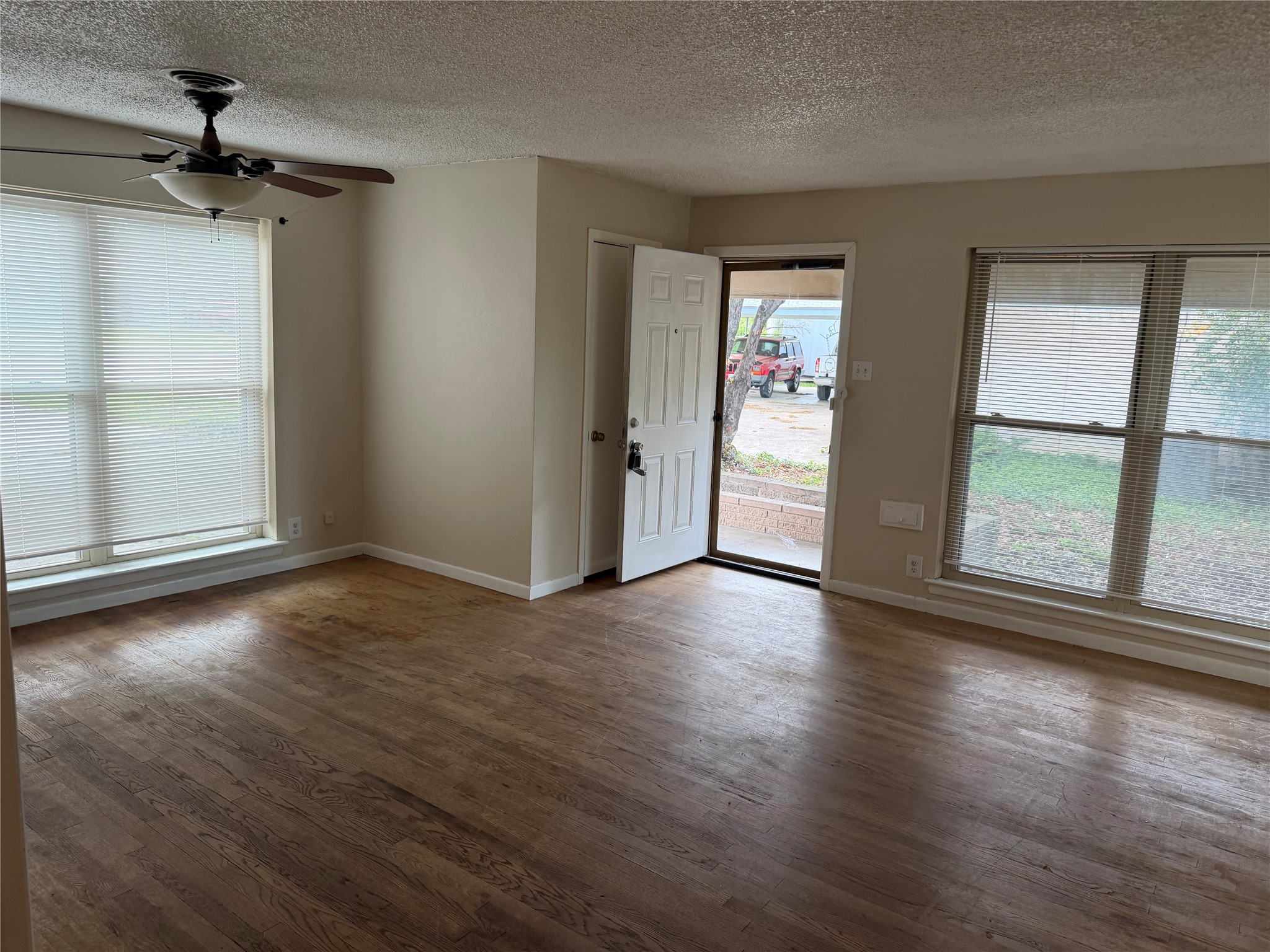 3253 Millmar Drive Dallas TX 75228
