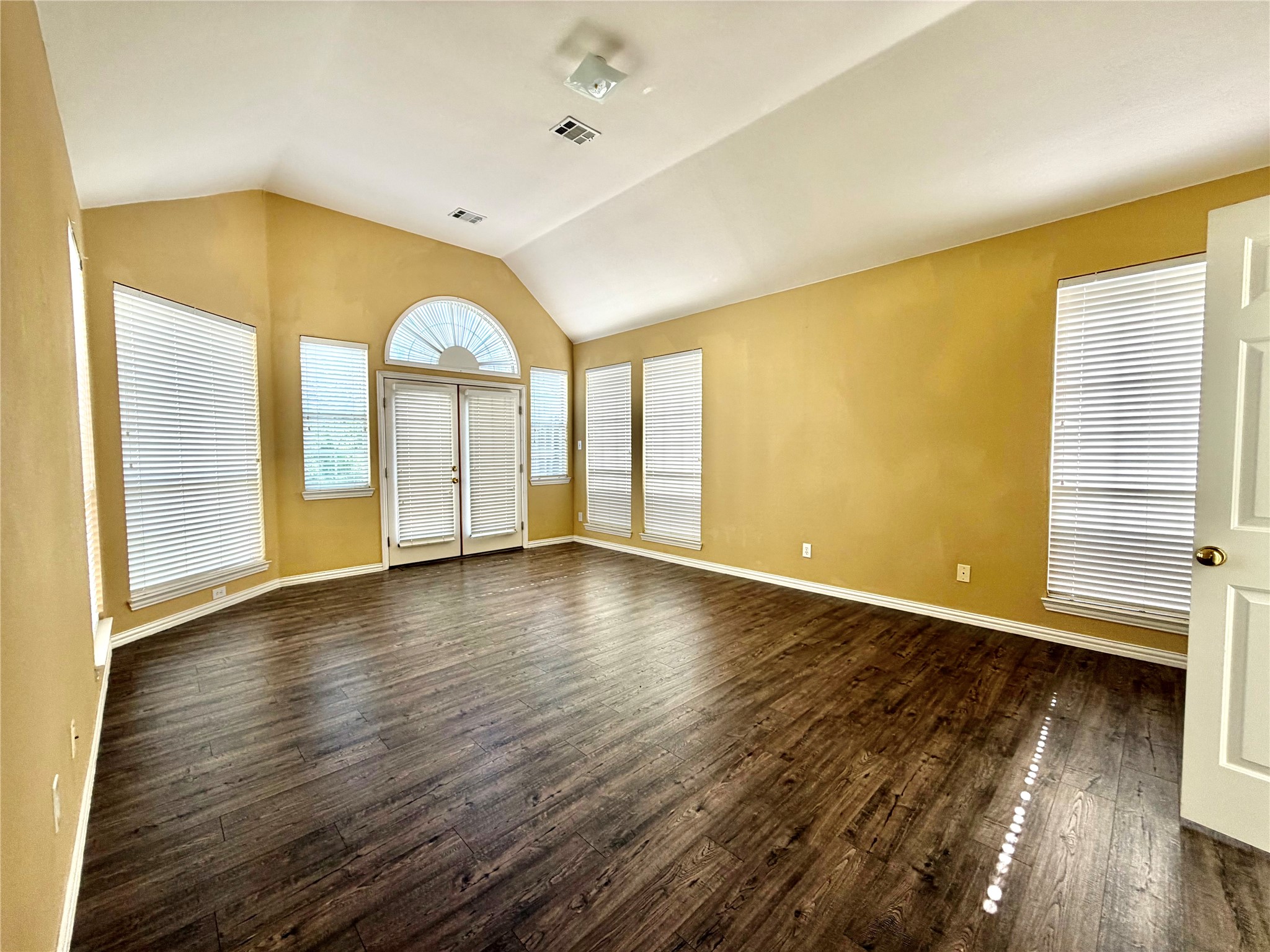525 Salisbury Drive Grand Prairie TX 75052