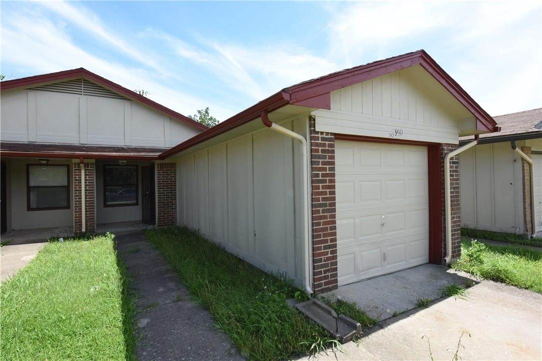 8910 Greenmound Avenue Dallas TX 75227