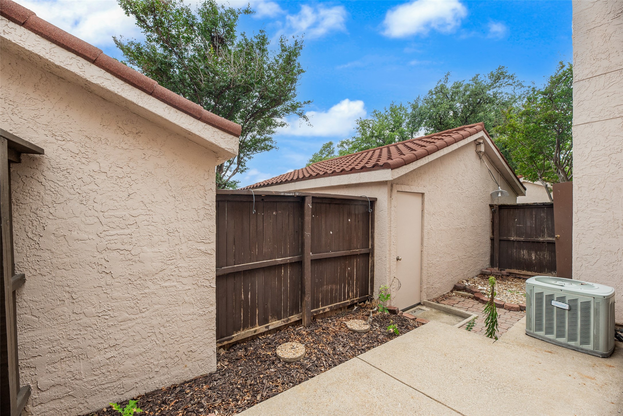 511 Ranch Trail Irving TX 75063