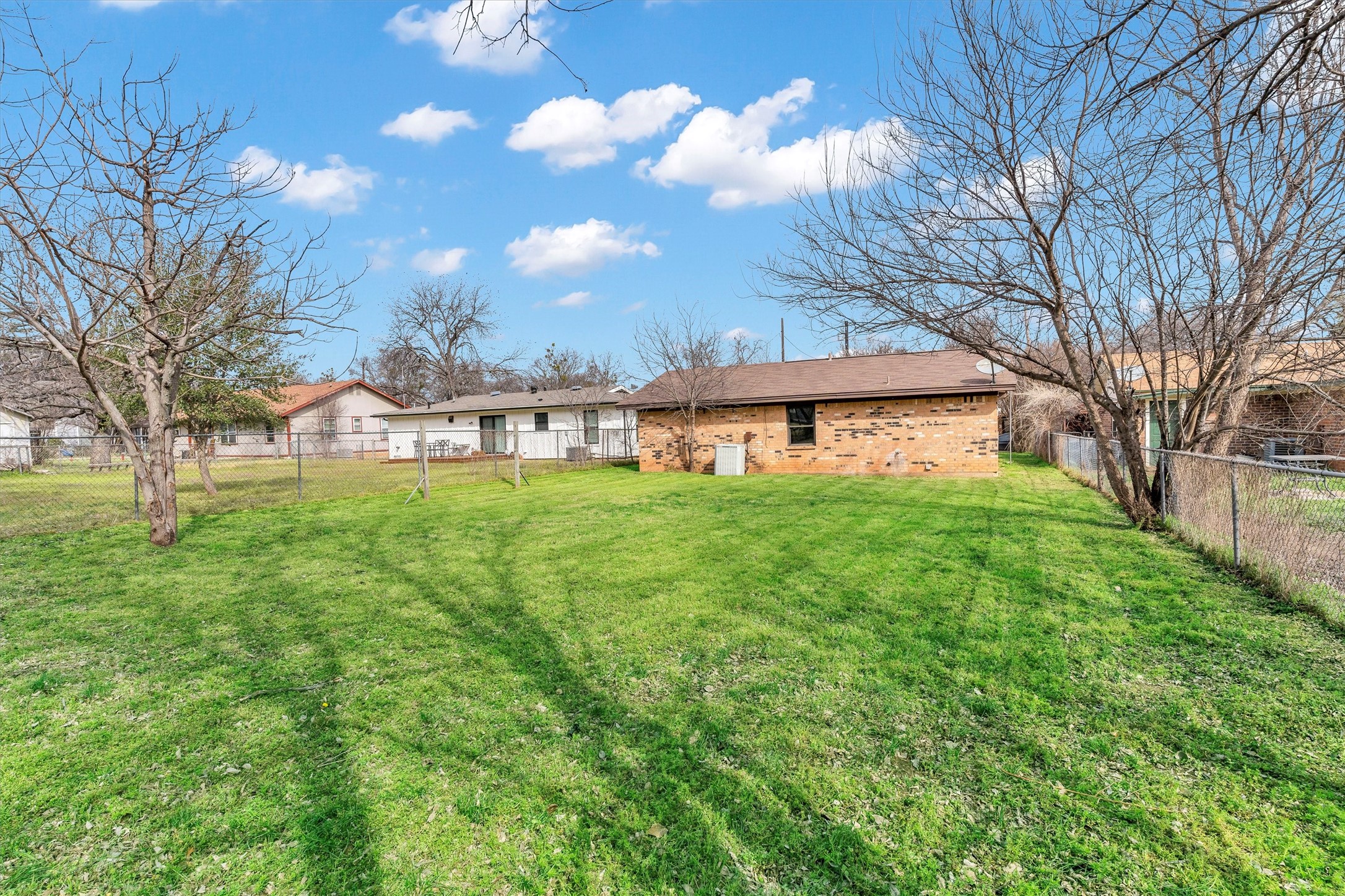 907 W Bridge Granbury TX 76048