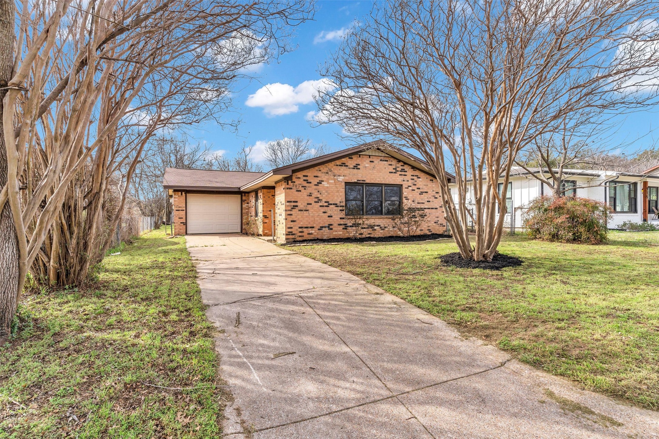 907 W Bridge Granbury TX 76048