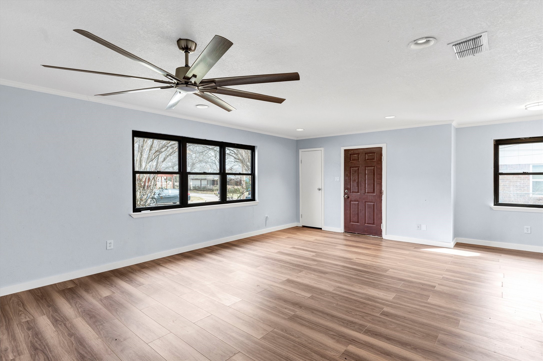 907 W Bridge Granbury TX 76048