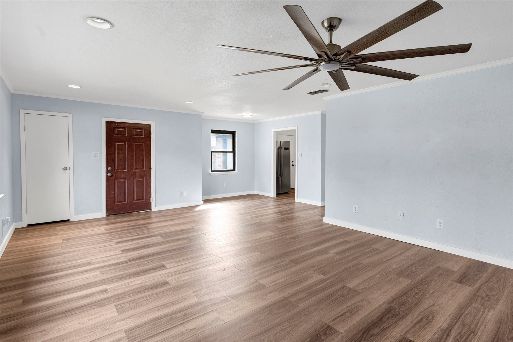 907 W Bridge Granbury TX 76048