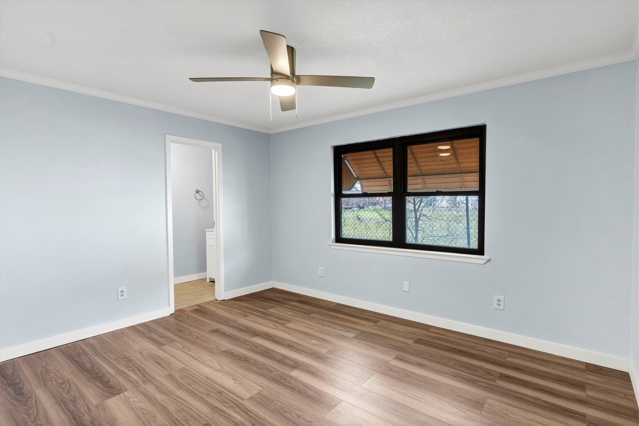 907 W Bridge Granbury TX 76048