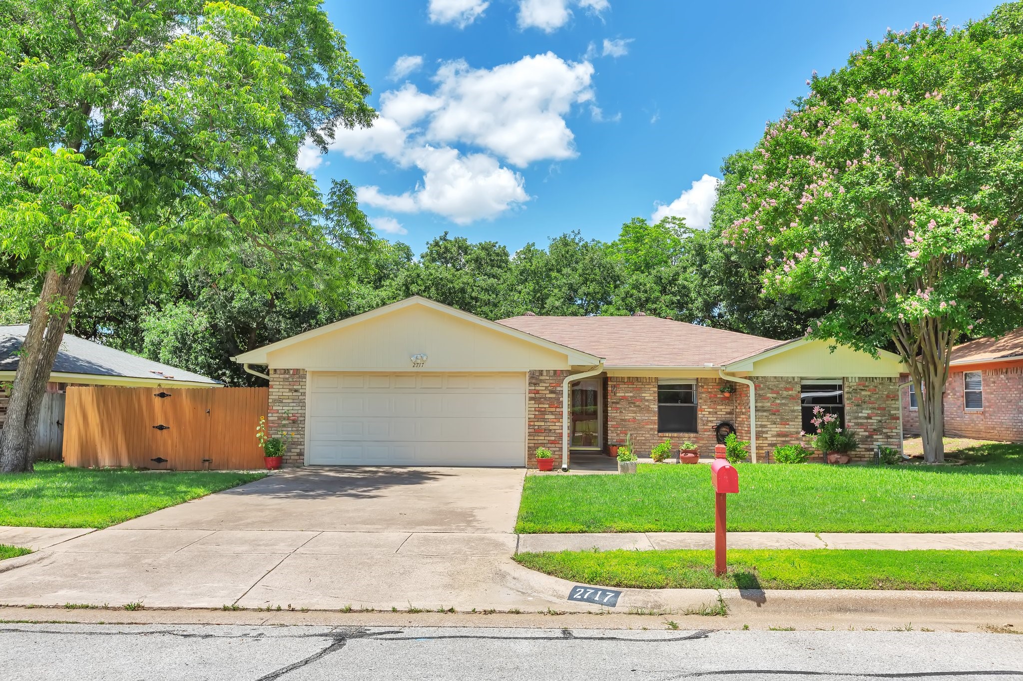 2717 Meadow Green Bedford TX 76021