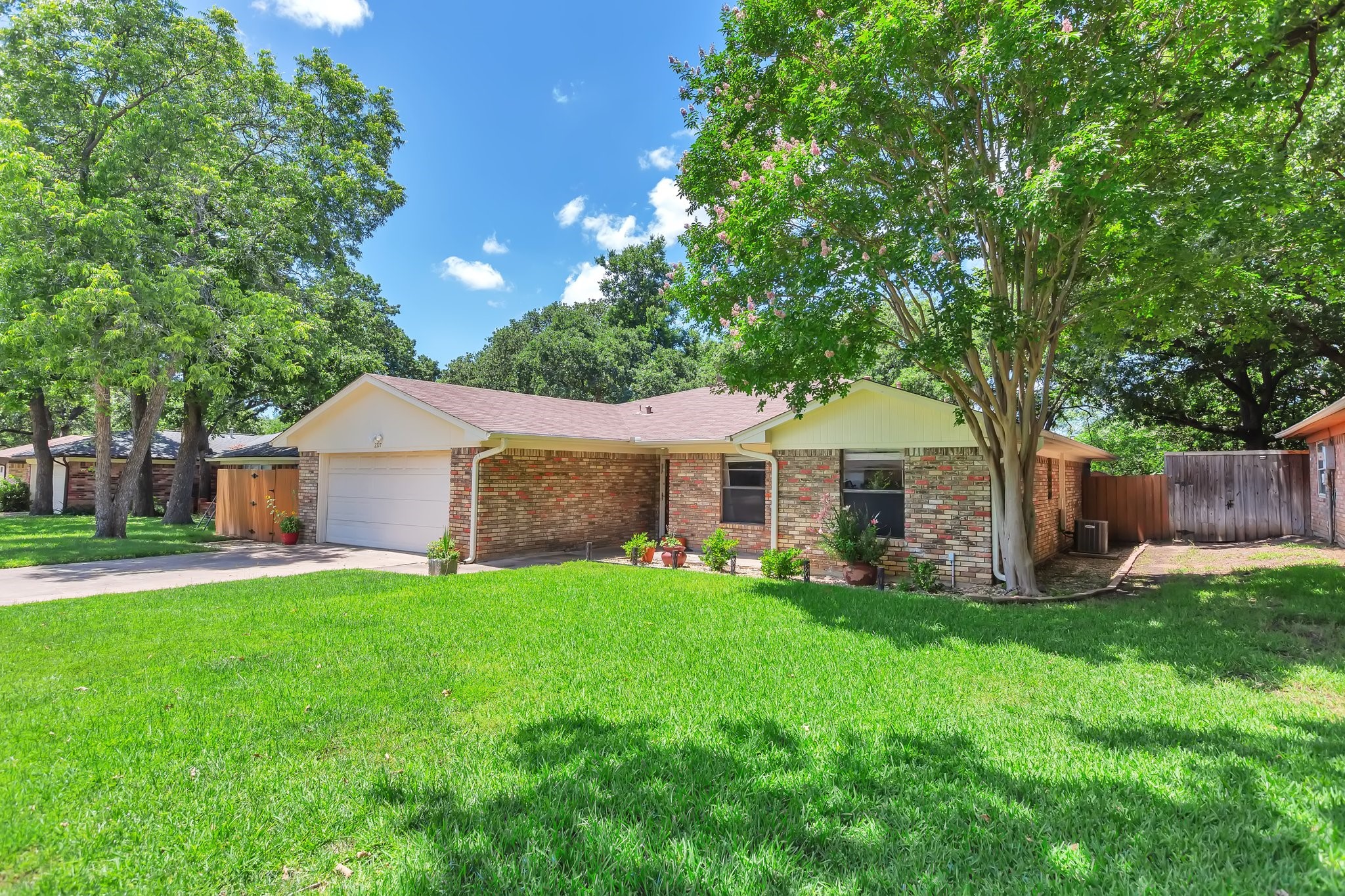 2717 Meadow Green Bedford TX 76021