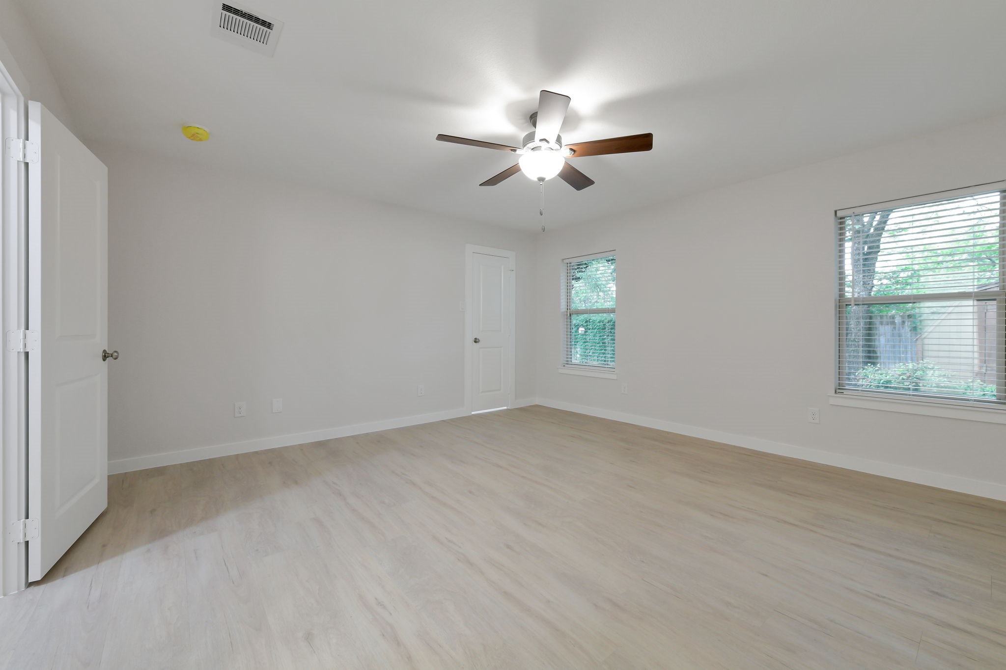 2717 Meadow Green Bedford TX 76021