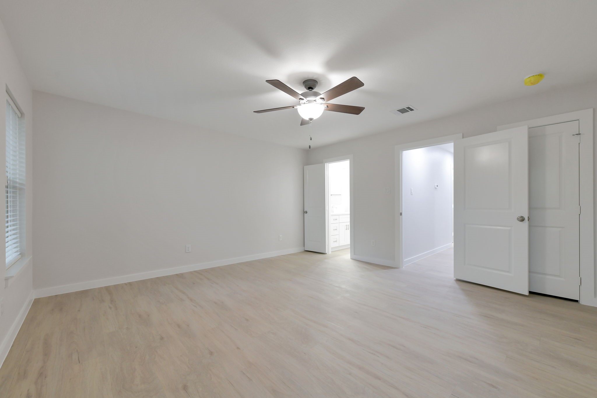 2717 Meadow Green Bedford TX 76021