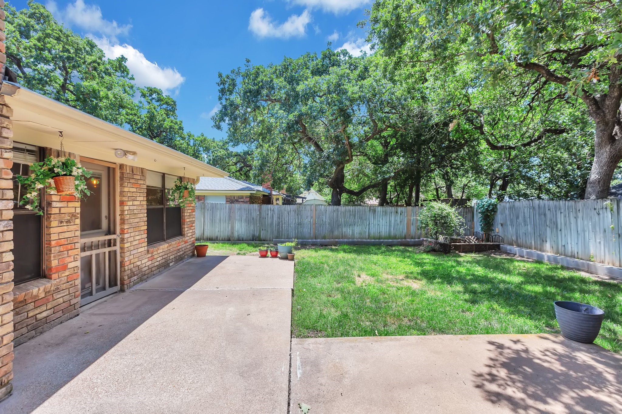 2717 Meadow Green Bedford TX 76021