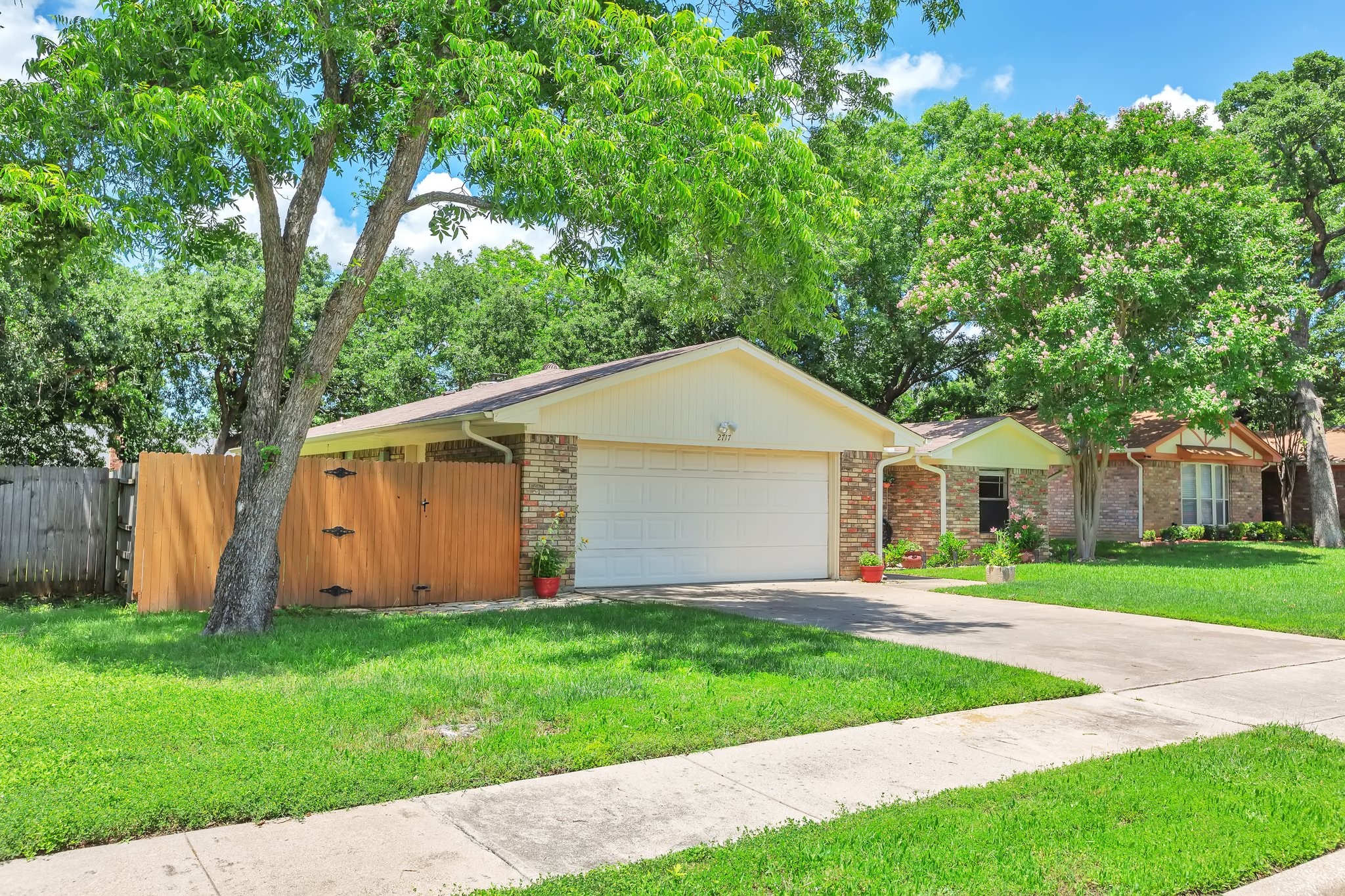 2717 Meadow Green Bedford TX 76021