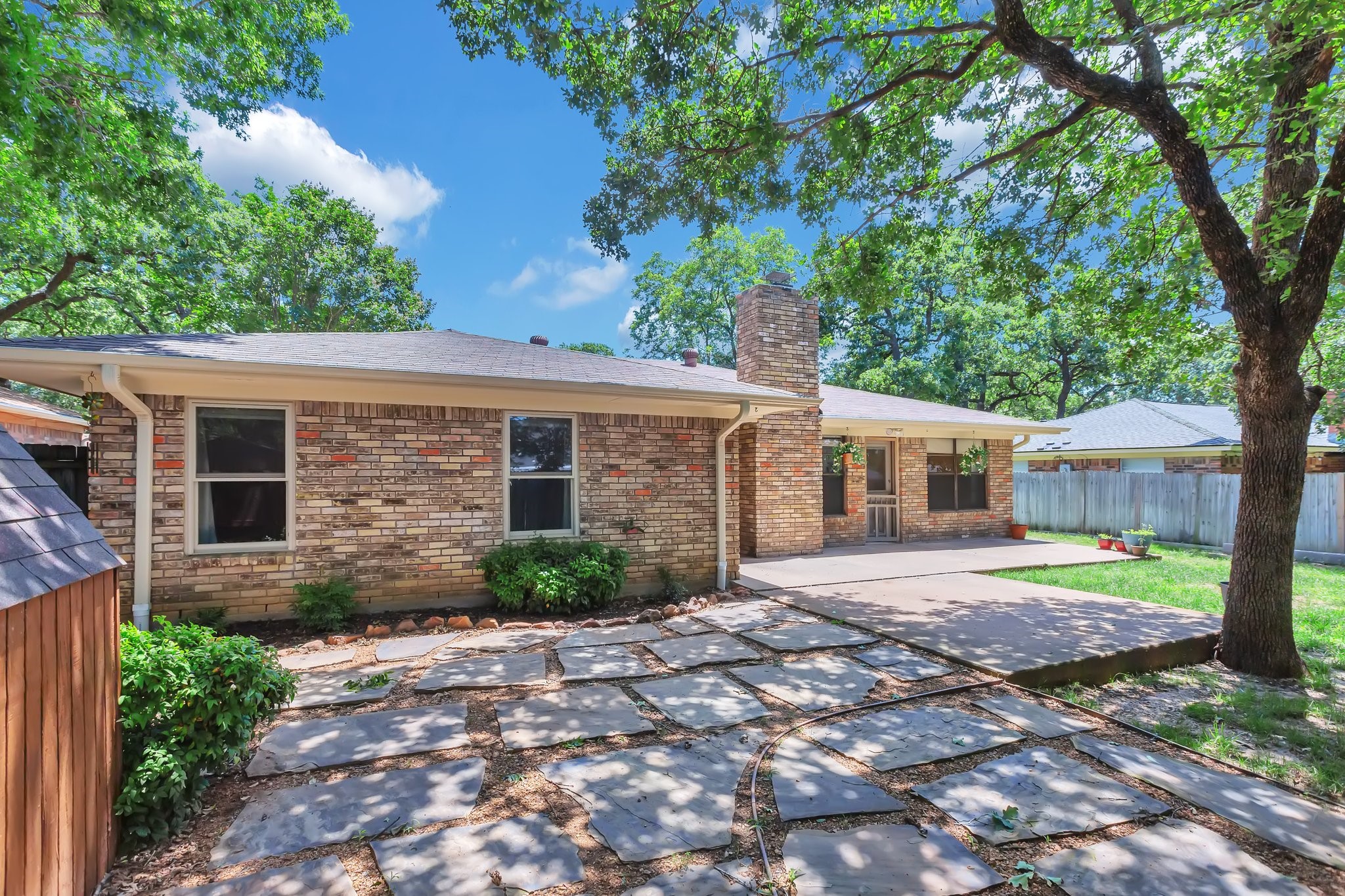2717 Meadow Green Bedford TX 76021