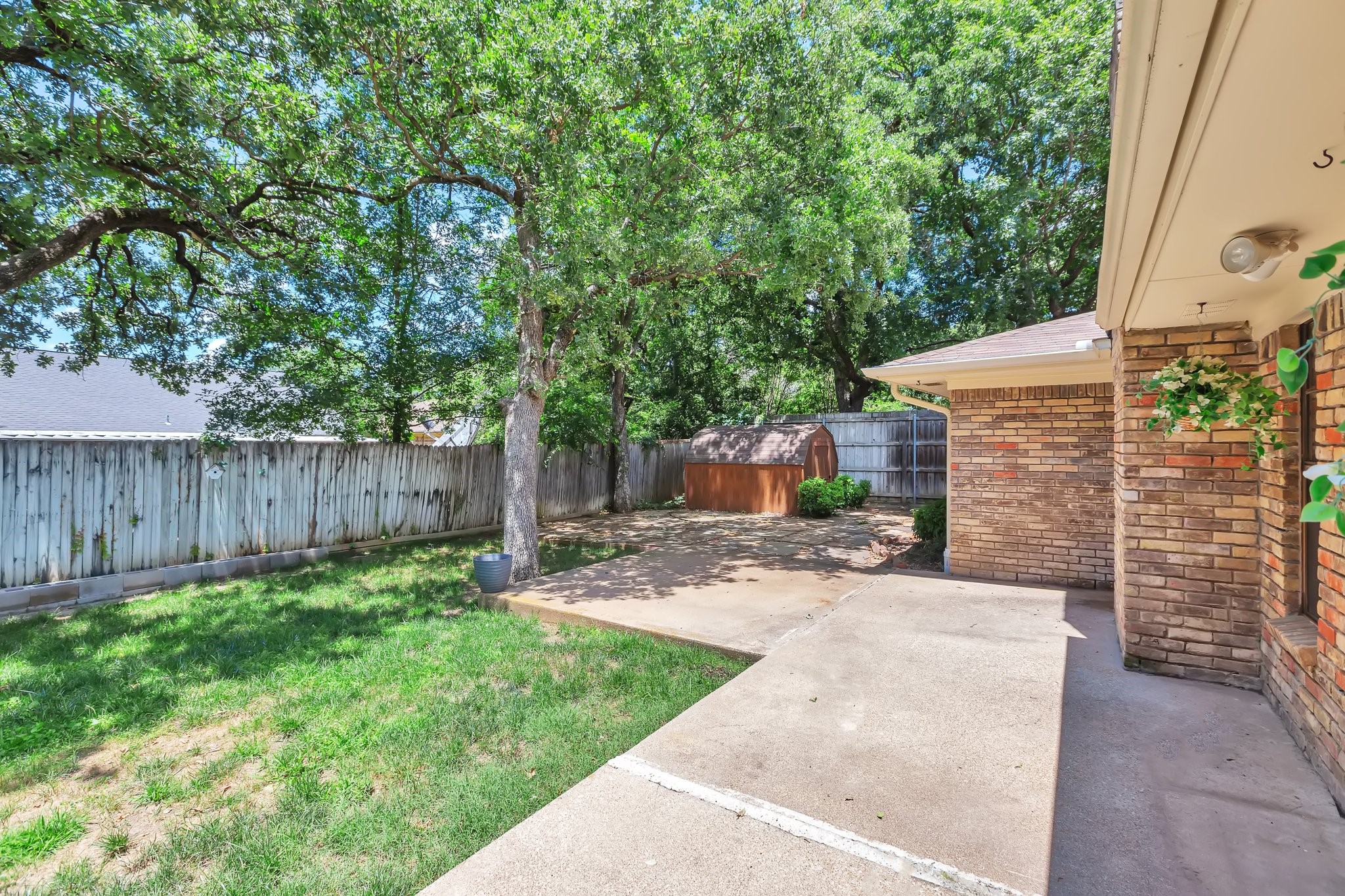 2717 Meadow Green Bedford TX 76021