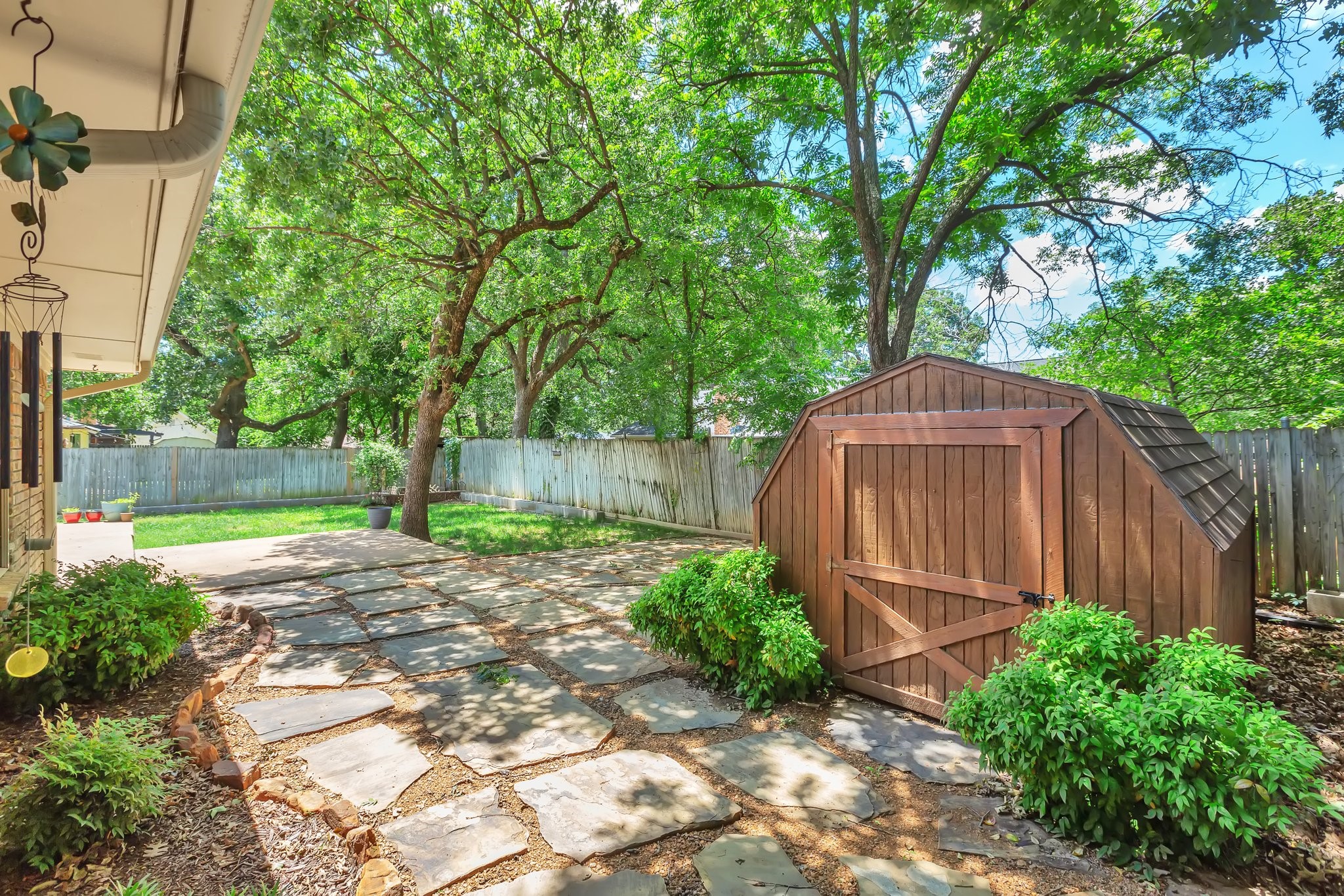 2717 Meadow Green Bedford TX 76021