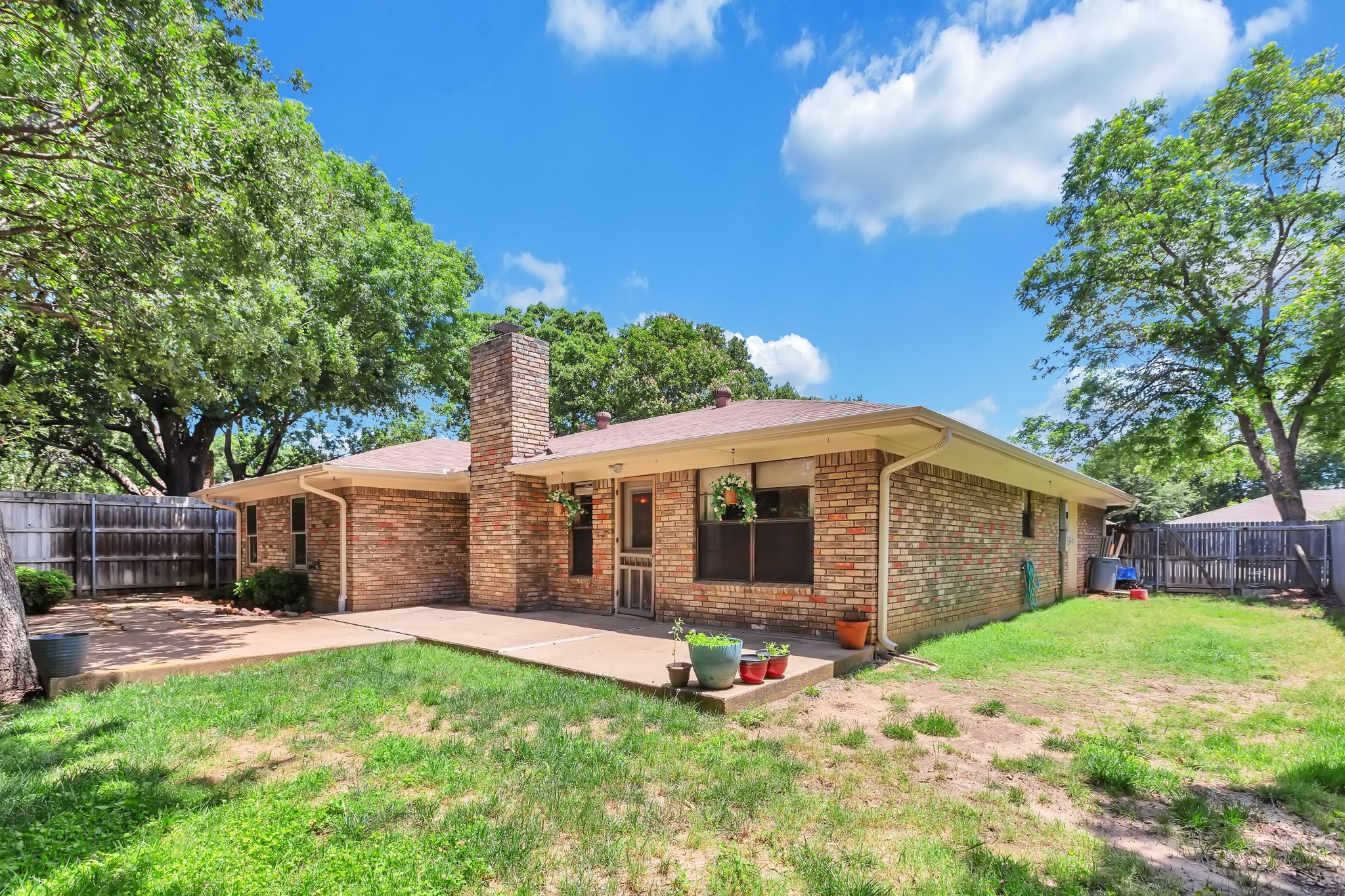 2717 Meadow Green Bedford TX 76021