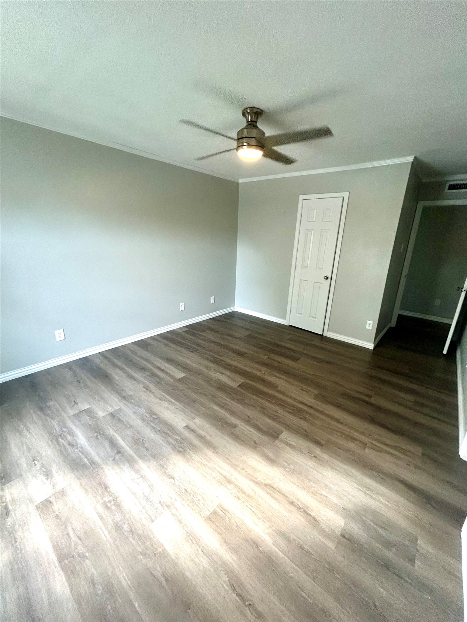 409 S Holiday Drive Grand Prairie TX 75052