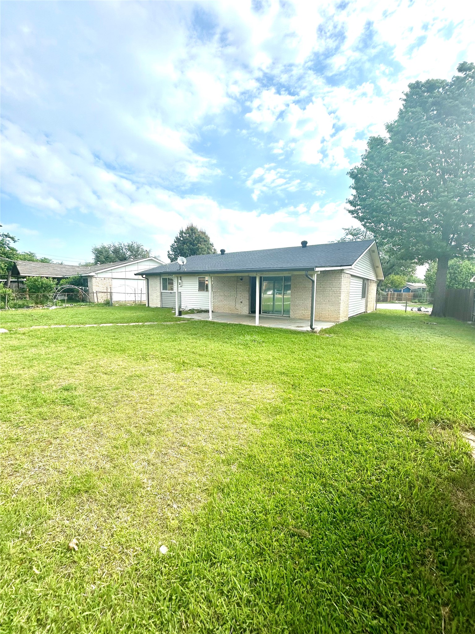 409 S Holiday Drive Grand Prairie TX 75052
