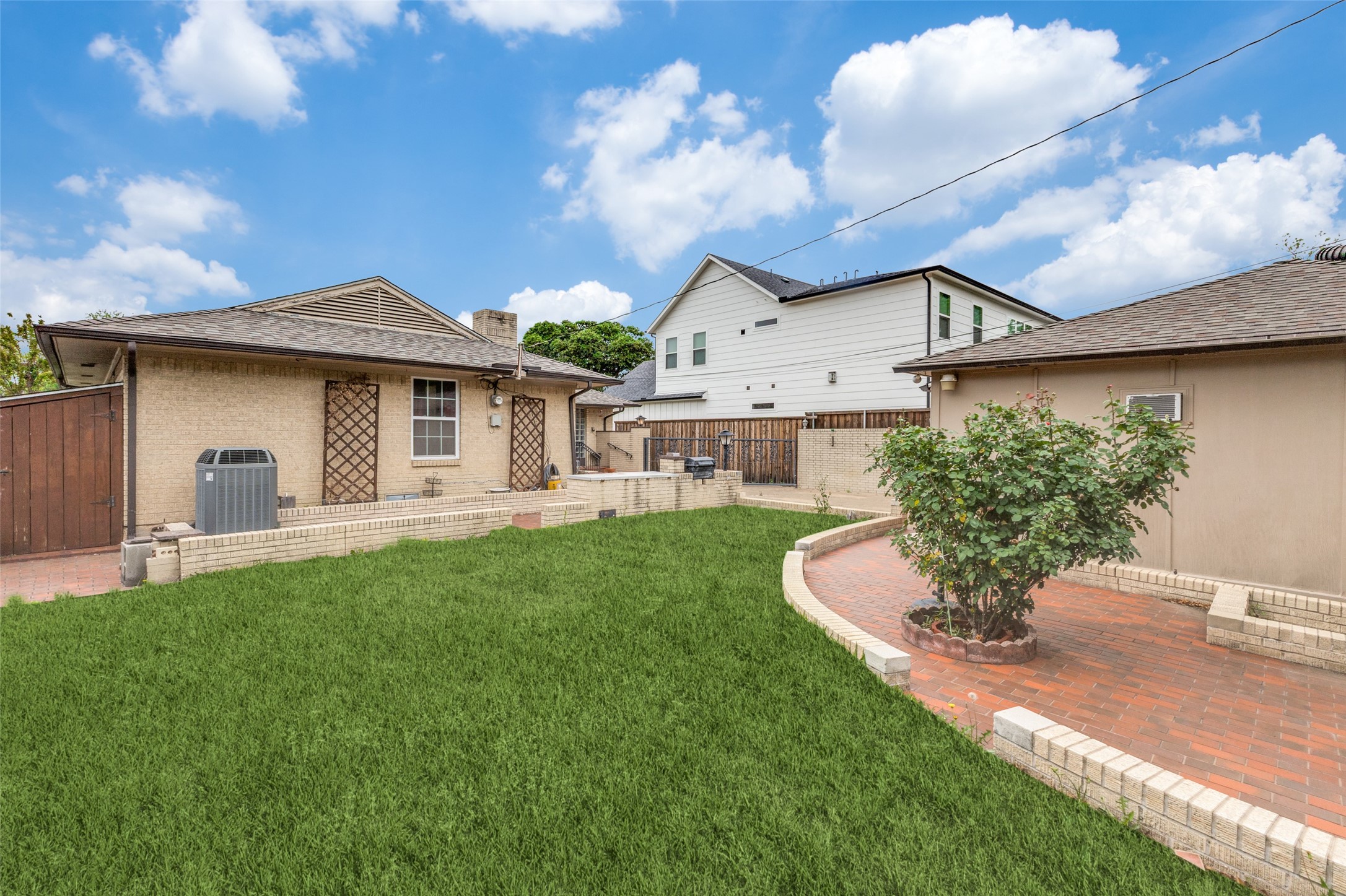 9210 Larchwood Drive Dallas TX 75238