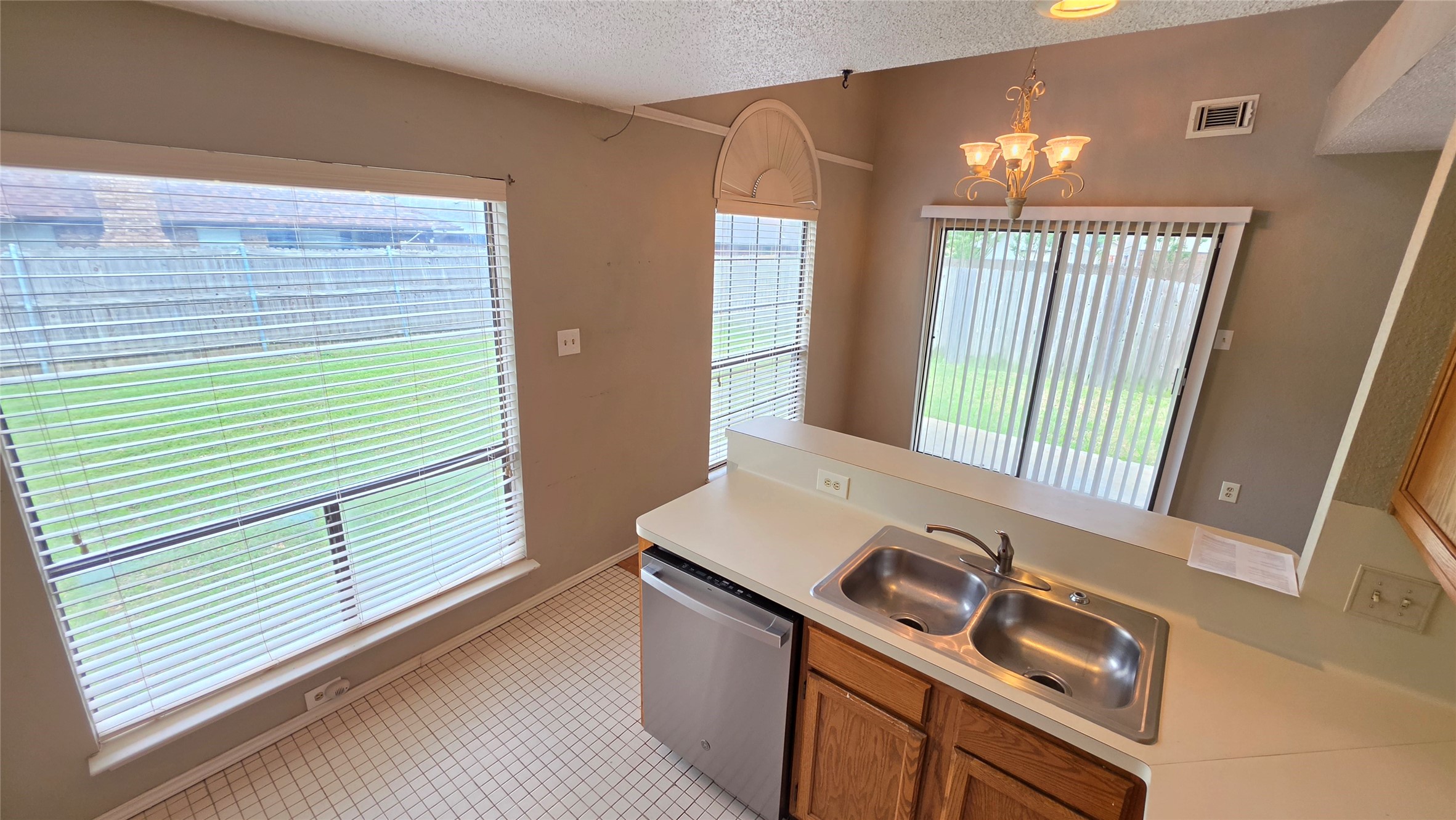 6301 Fairlane Drive Arlington TX 76001