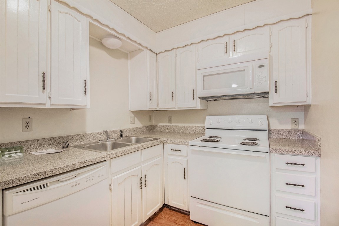 709 Pleasant Manor Burleson TX 76028