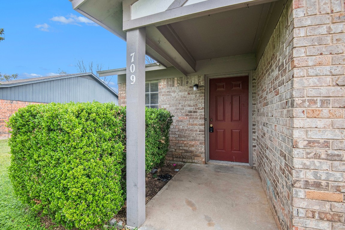 709 Pleasant Manor Burleson TX 76028
