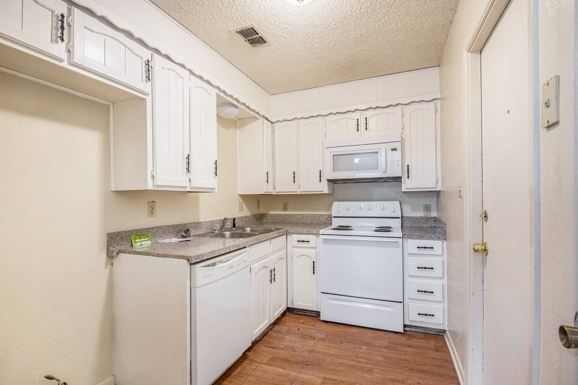 709 Pleasant Manor Burleson TX 76028