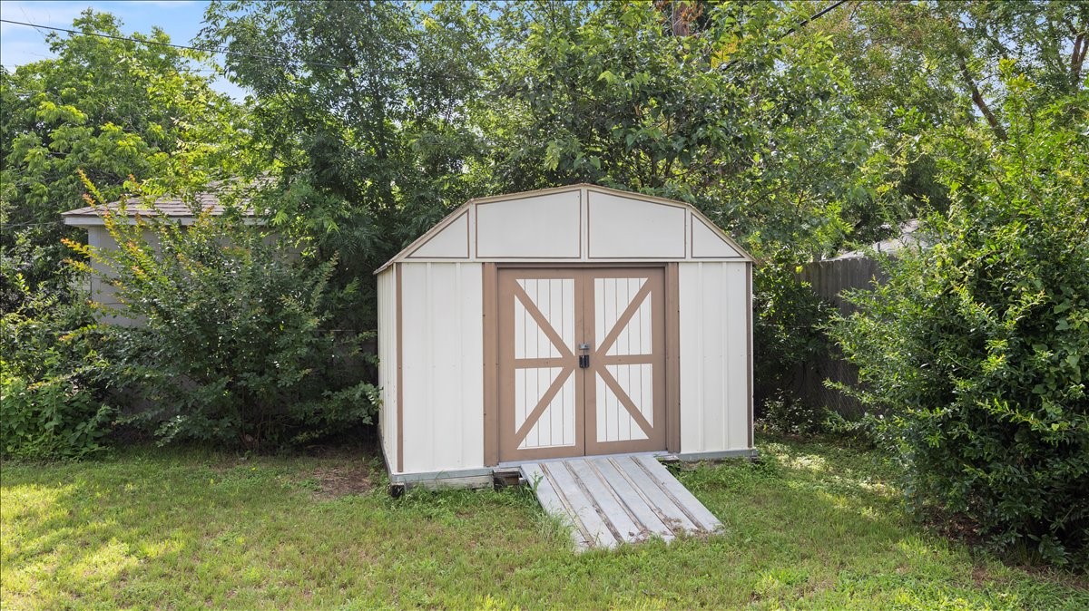 6321 Calmont Avenue Fort Worth TX 76116