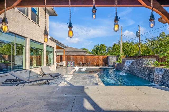 4614 Newmore Avenue Dallas TX 75209