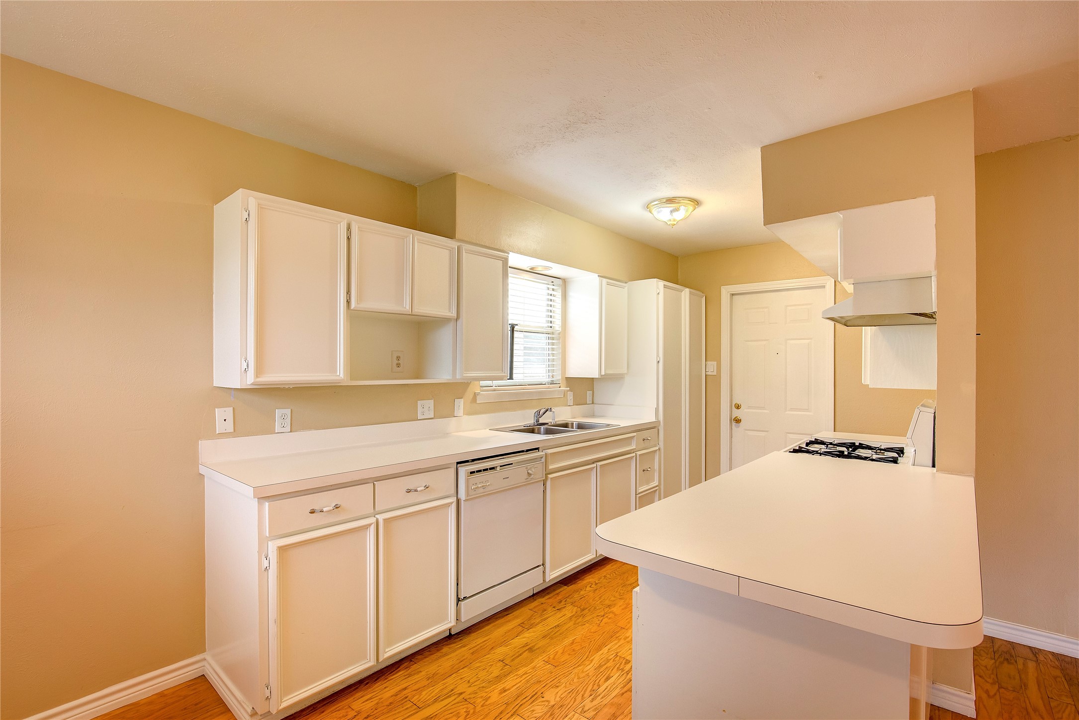 2104 Meadow Dale Irving TX 75060