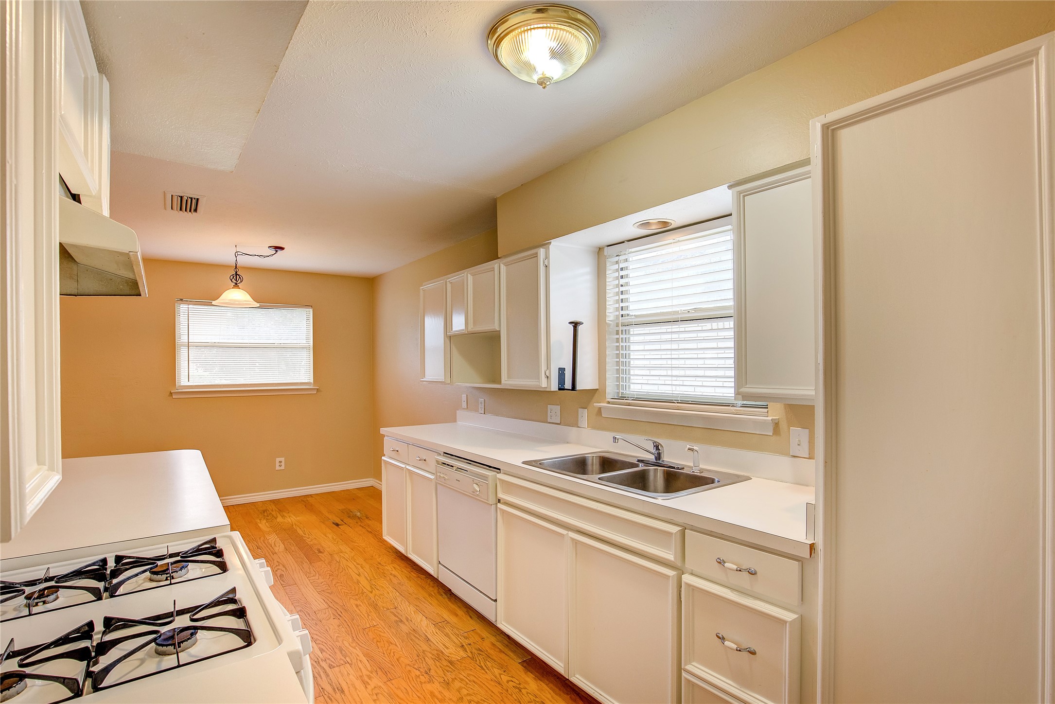 2104 Meadow Dale Irving TX 75060