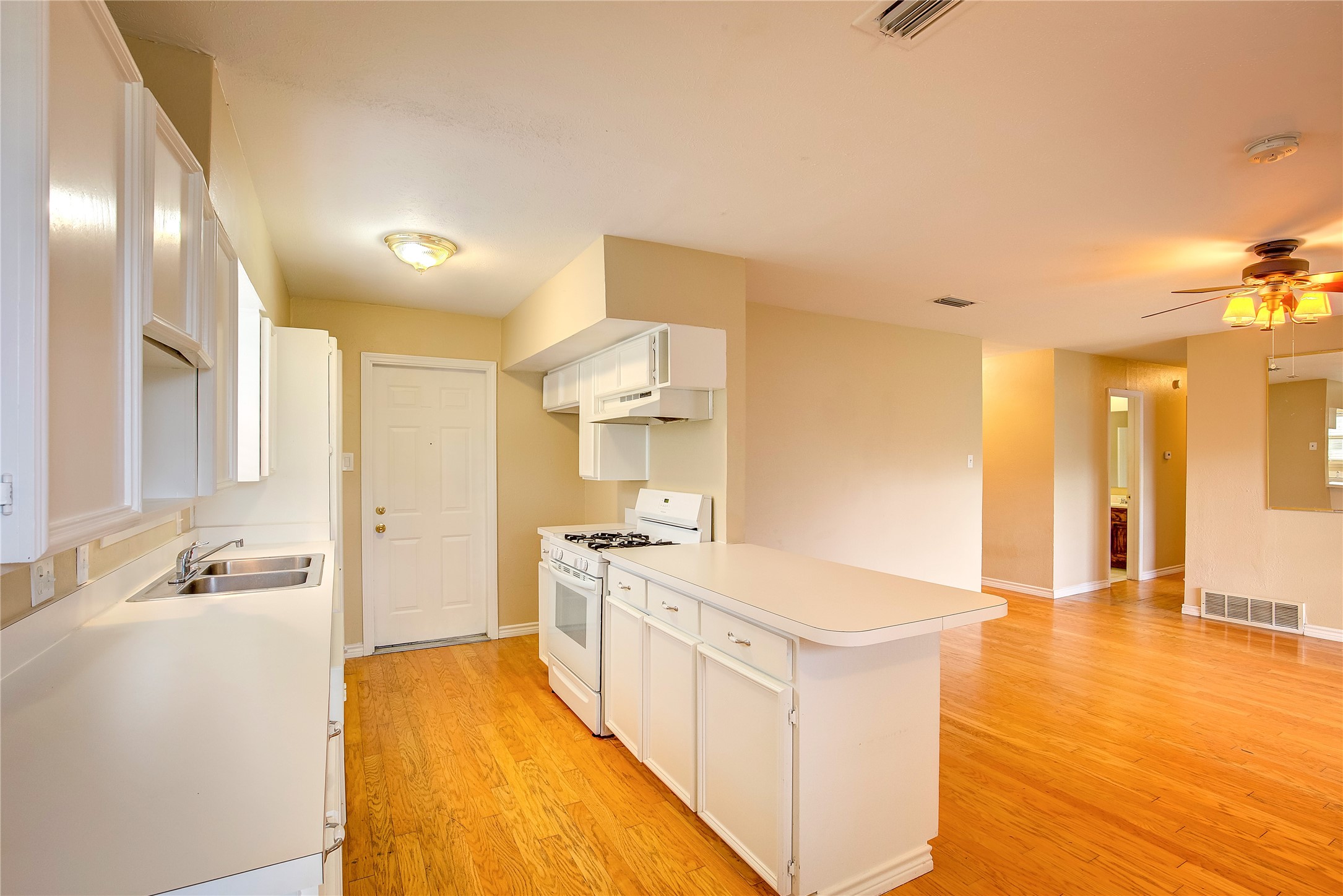 2104 Meadow Dale Irving TX 75060