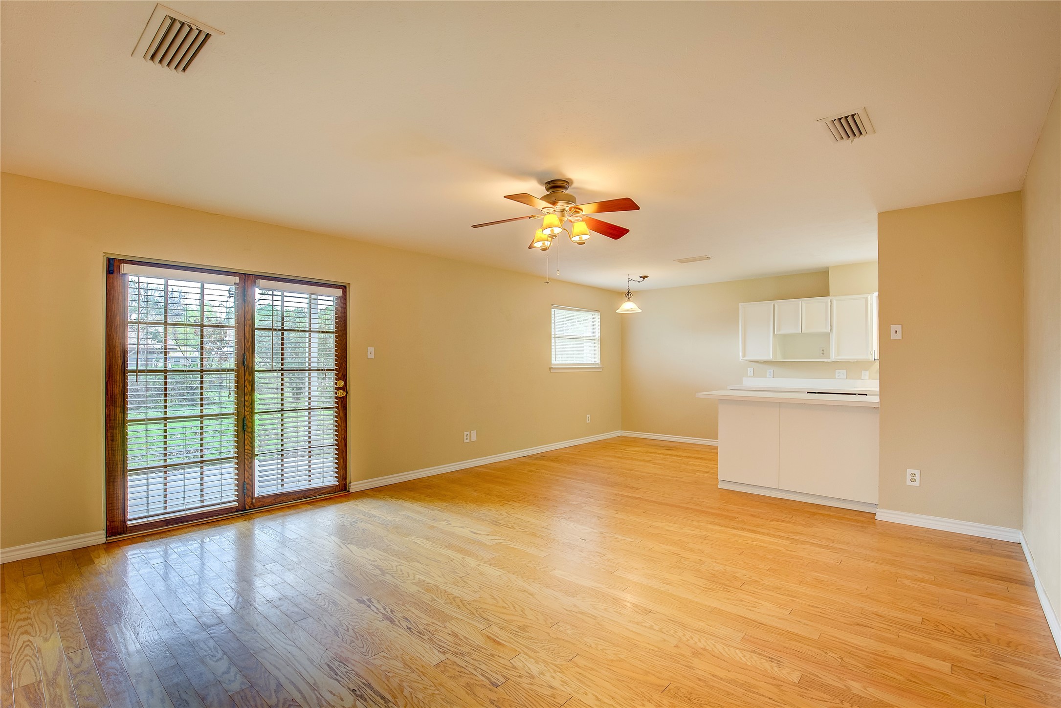 2104 Meadow Dale Irving TX 75060
