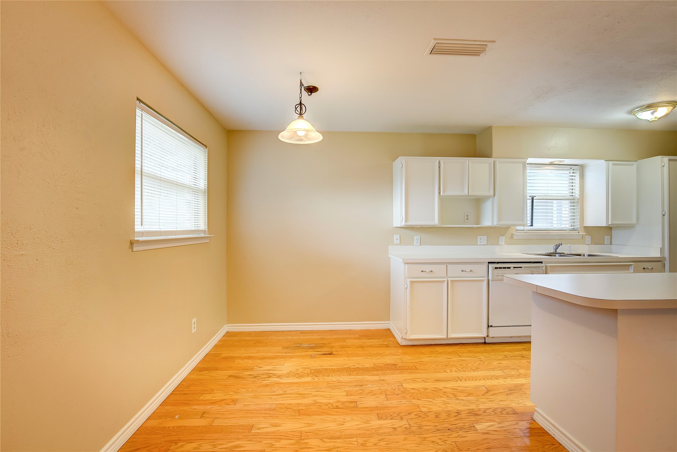 2104 Meadow Dale Irving TX 75060