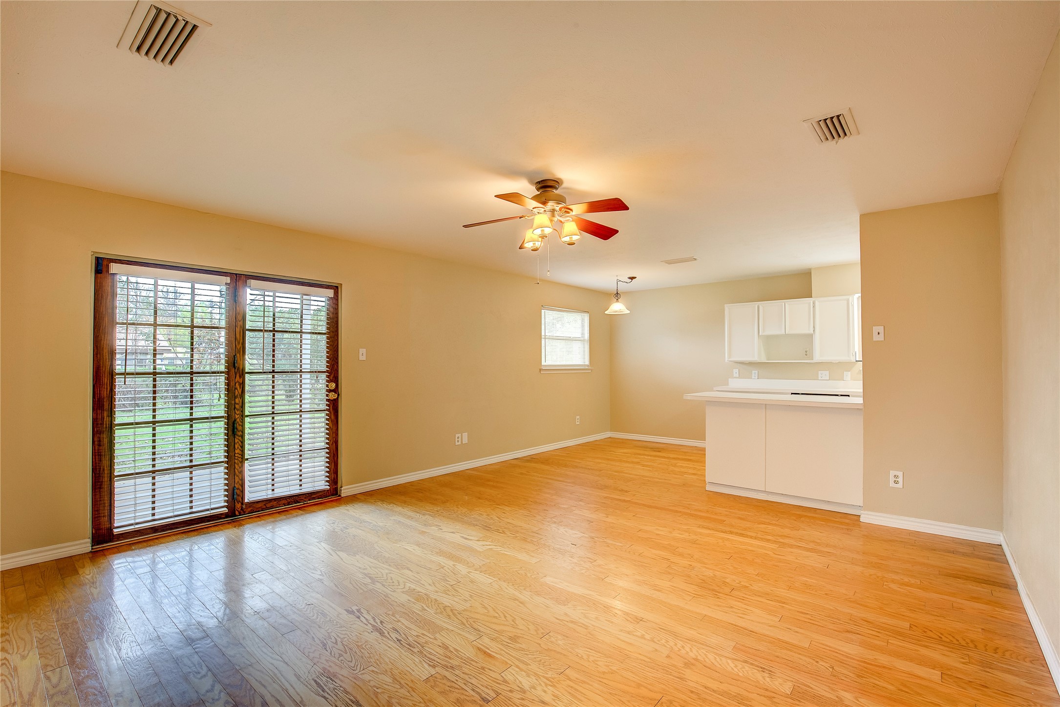 2104 Meadow Dale Irving TX 75060