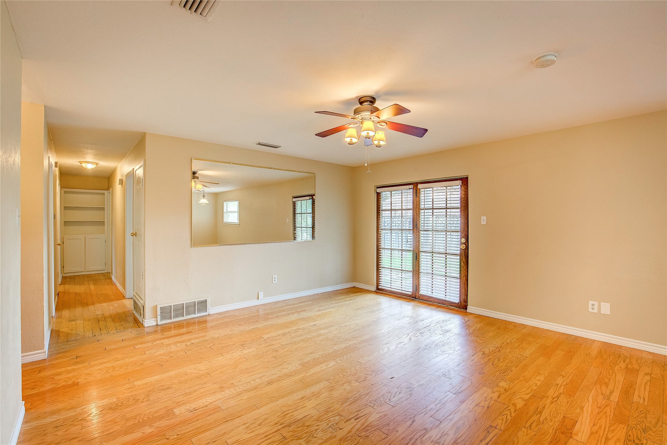 2104 Meadow Dale Irving TX 75060