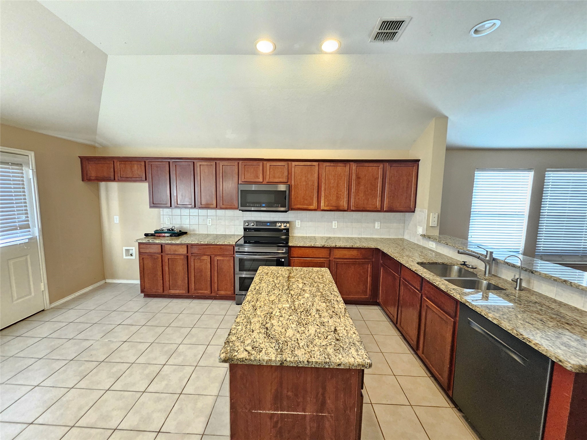 3235 Guadaloupe Grand Prairie TX 75054