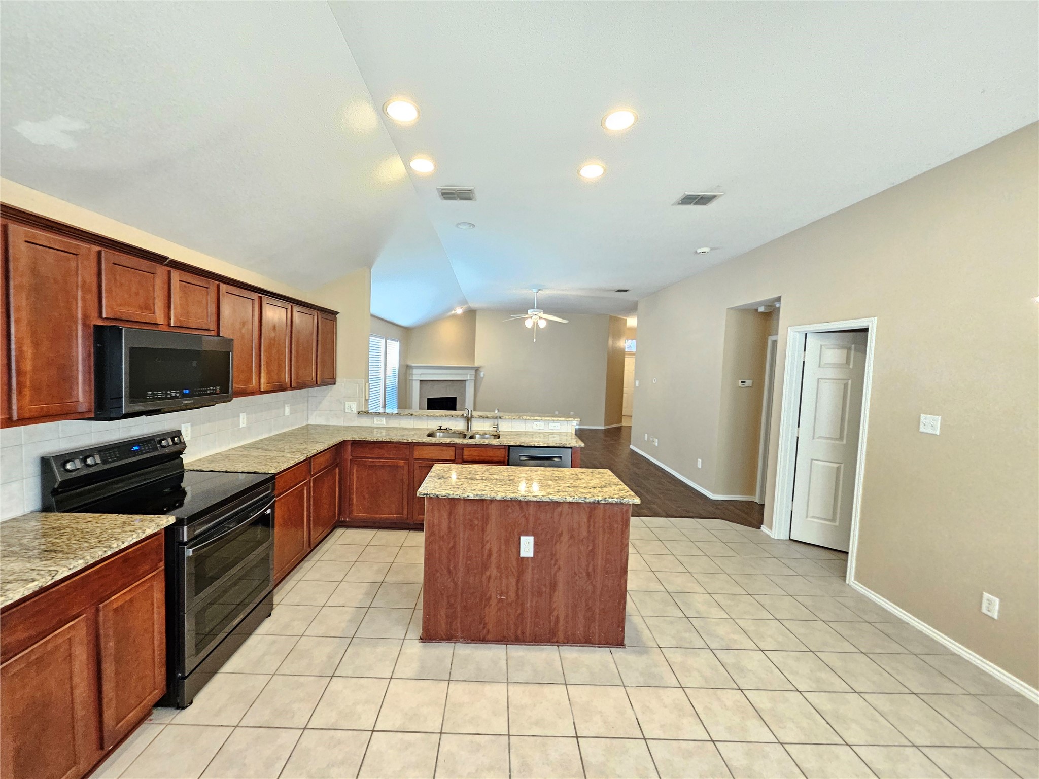 3235 Guadaloupe Grand Prairie TX 75054