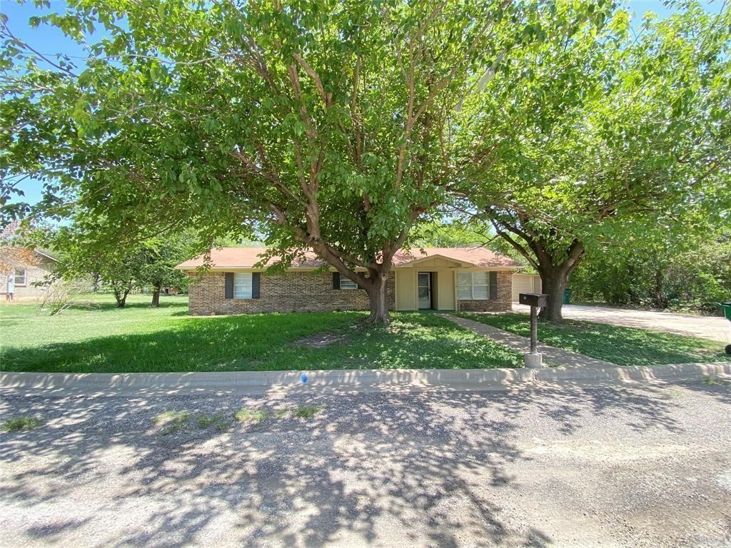 1115 E Ross Street Hamilton TX 76531
