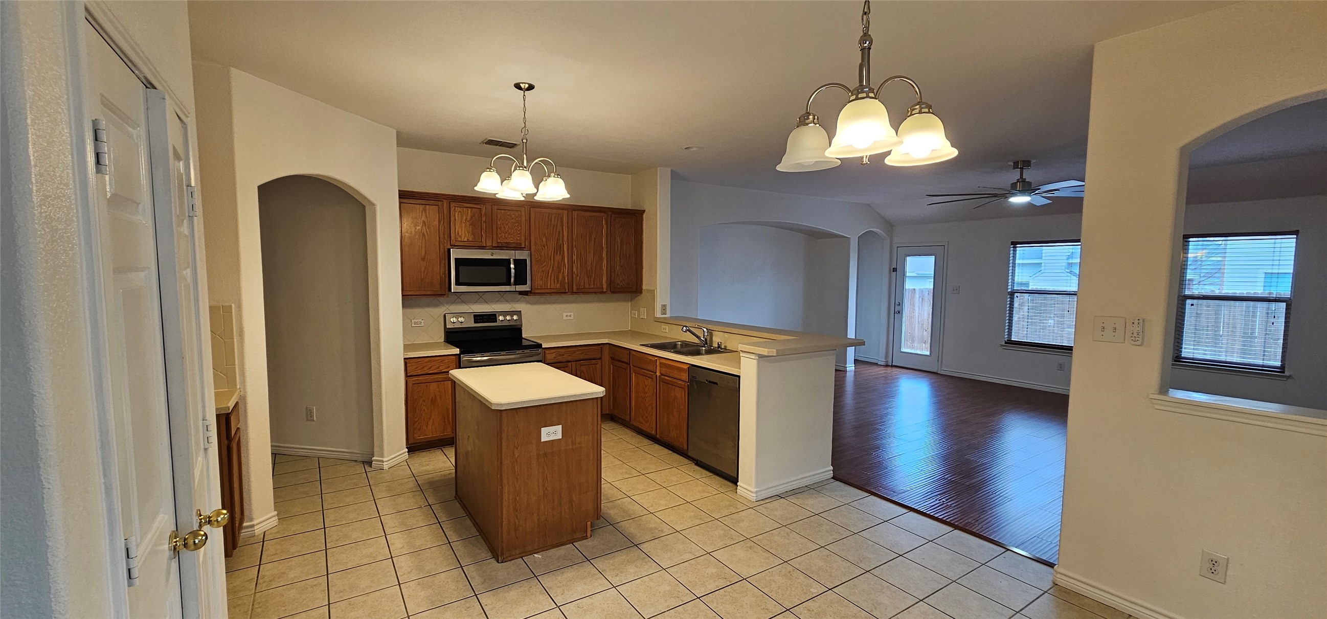 1050 Warbler Aubrey TX 76227