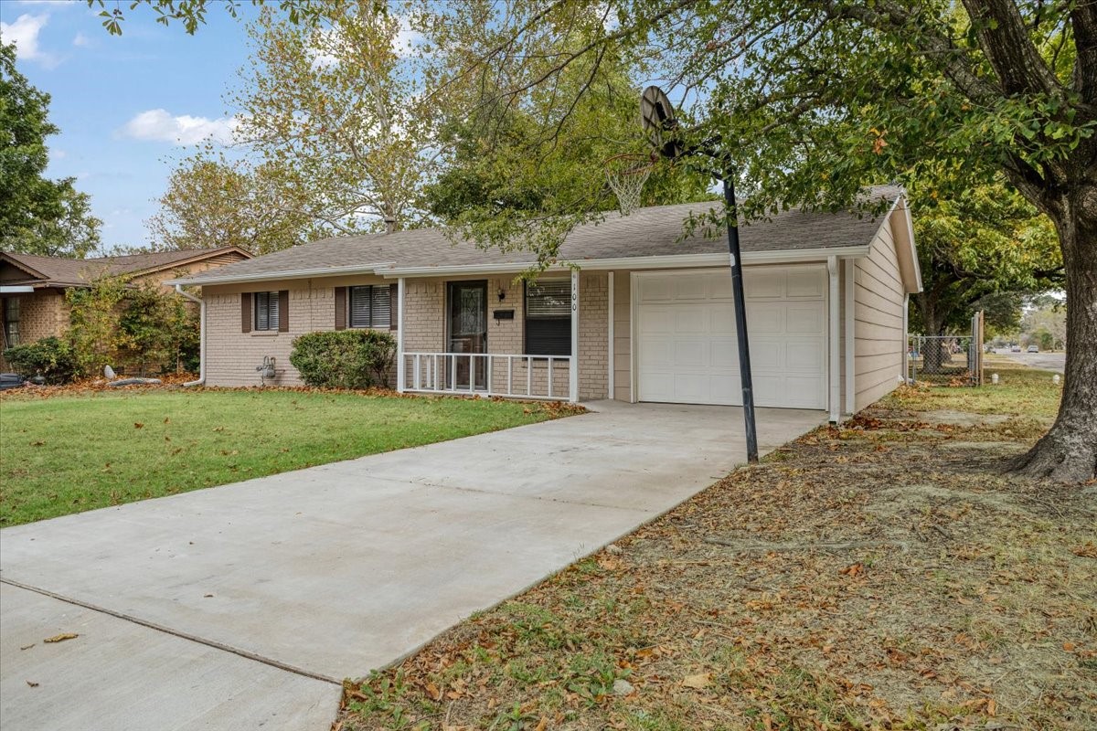 100 E Cunningham Street Bonham TX 75418